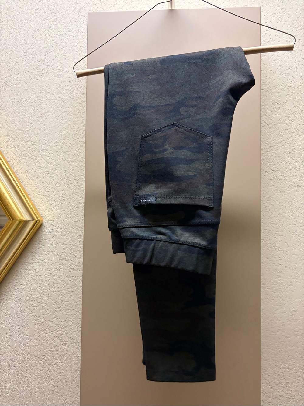 Camo stretch legging pants in Dark Green/Black